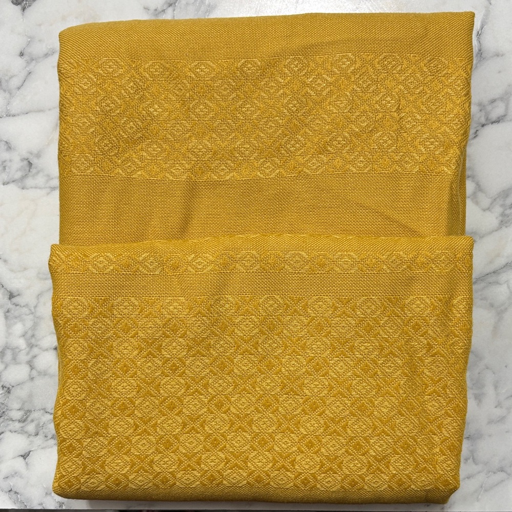 Striped/Textured Table Linen - Picture 2 of 3